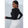 Kadın Siyah Uzun Kollu Düğmeli Göğüs ve Göbek Dekolteli Crop Top Bluz – Şık, Rahat ve Kolay Kombinlenebilir
