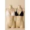 Kadın Siyah ve Beyaz Minimal Kesim Üçgen Bikini Üstü – Modern ve Şık Tasarım