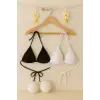 Kadın Siyah ve Beyaz Minimal Kesim Üçgen Bikini Üstü – Modern ve Şık Tasarım