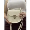 Klasik kapaklı bej cilt çanta