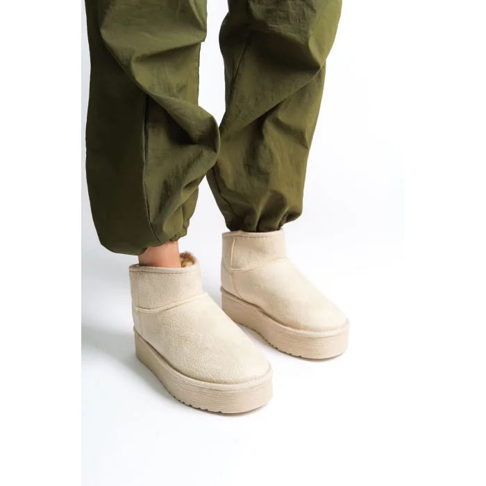 AMELIA Bağcıksız Düz ve Kalın Taban İçi Kürklü Kısa Süet Kadın Bot  SKT - Krem