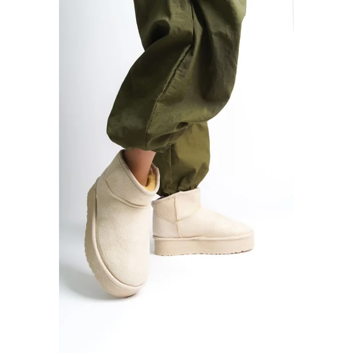 AMELIA Bağcıksız Düz ve Kalın Taban İçi Kürklü Kısa Süet Kadın Bot  SKT - Krem