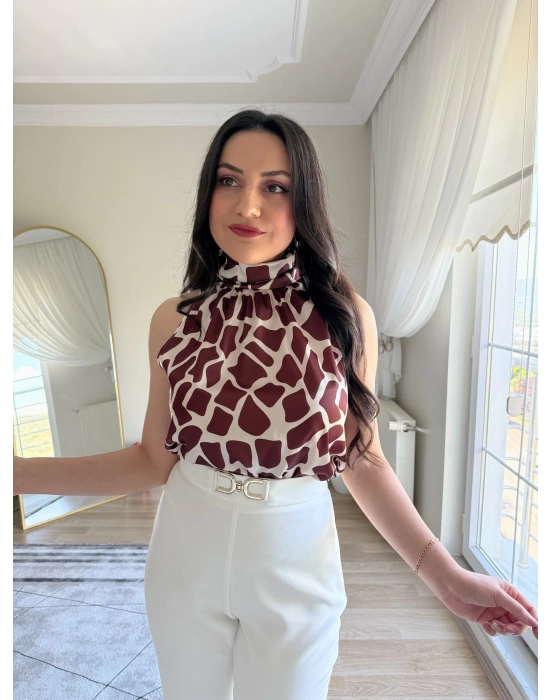 Boğazlı Kolsuz Emprime Bluz Kahve