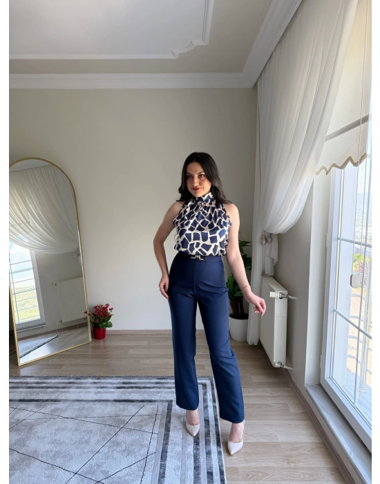 Boğazlı Kolsuz Emprime Bluz Mavi