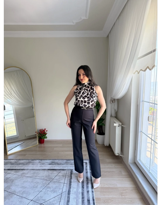 Boğazlı Kolsuz Emprime Bluz Siyah