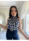 Boğazlı Kolsuz Emprime Bluz Mavi