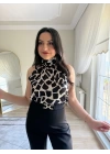 Boğazlı Kolsuz Emprime Bluz Siyah