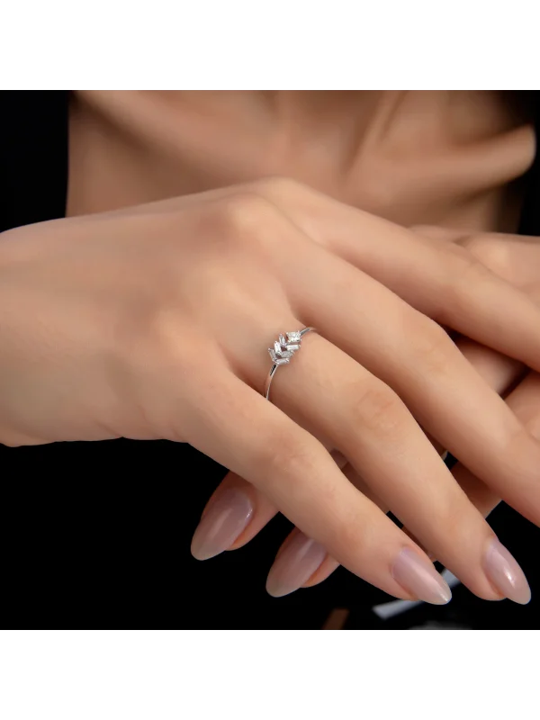 0.14 Ct F Si 1.24 gr 14 K JWD Pırlanta Baget Yüzük