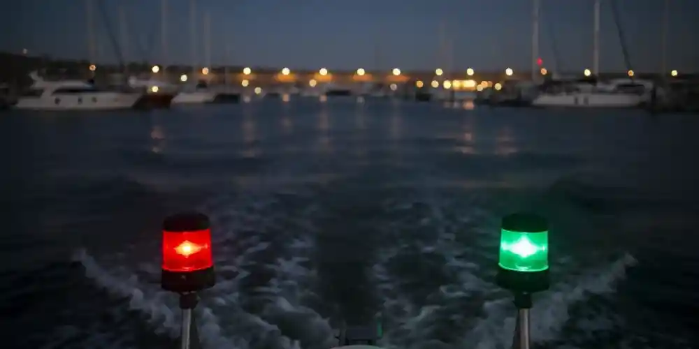 Seyir Feneri Nedir? Tekne Boyuna Göre Zorunlu Fenerler ve Seçim Rehberi