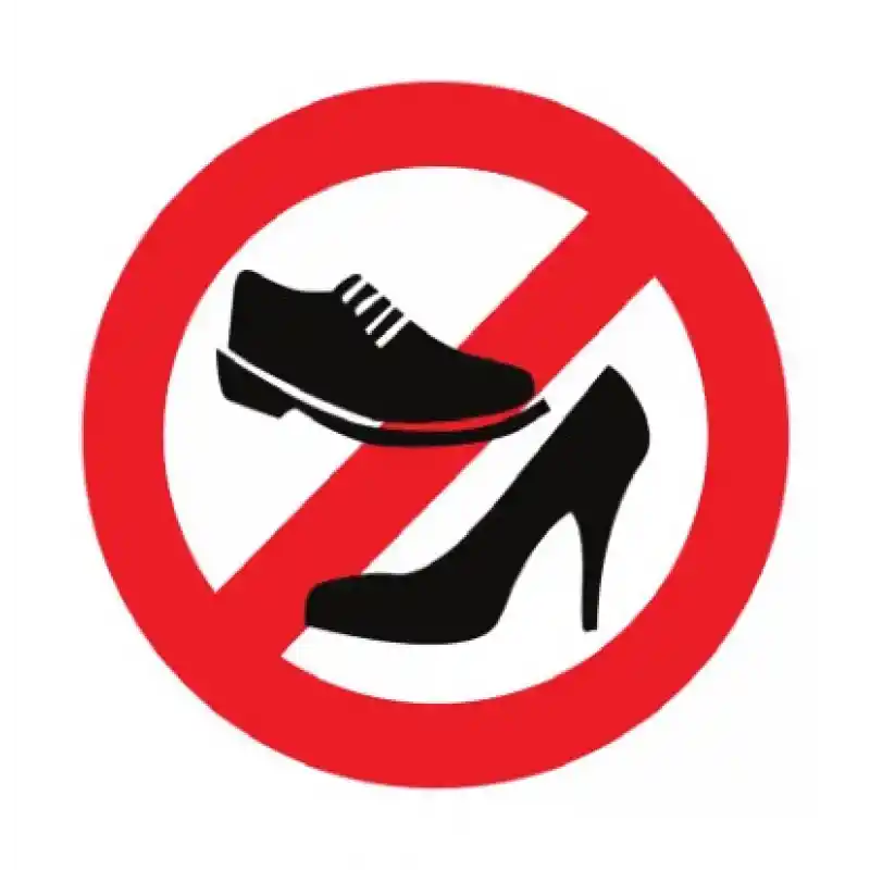 Ayakkabı ile Girilmez Çıkartması 11cm