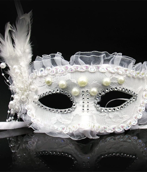 Beyaz Renk Yandan Tüylü İnci İşlemeli Taşlı Dantelli Parti Maskesi 17x12 Cm