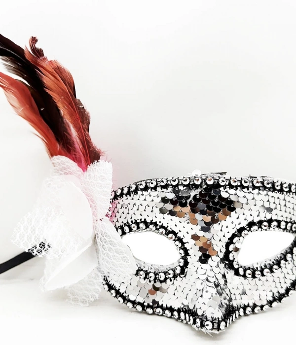 Gümüş Renk Yandan Tüylü Güllü Gümüş Taşlı Pullu Maske 20x22 Cm