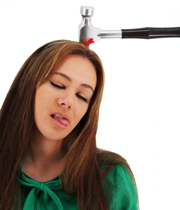 Kafaya Saplanmış Kahverengi Saplı Çekiç Şaka Tacı