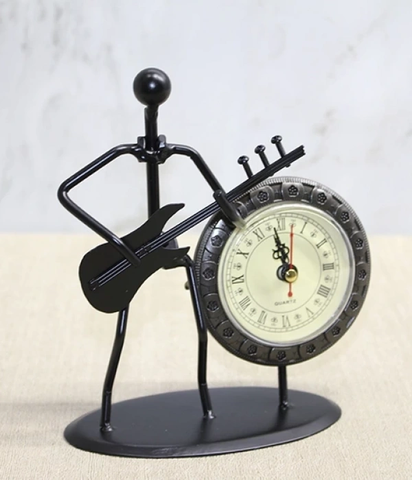 Metal Saatli Gitar Çalan Müzisyen Alk4334