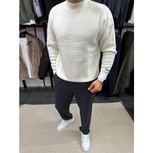 Kol Nakışlı Triko Kırık Beyaz