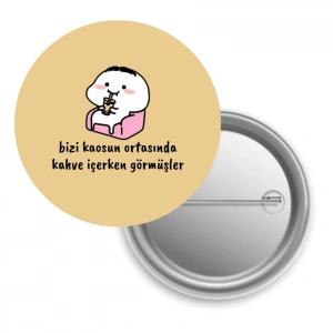 Bizi Kaosun Ortasında Kahve İçerken Görmüşler / Rozet