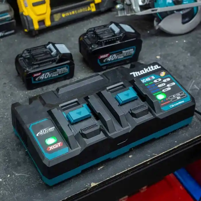 Makita DC40RB XGT® 40V Max Bataryalar için Çift Şarj Cihazı