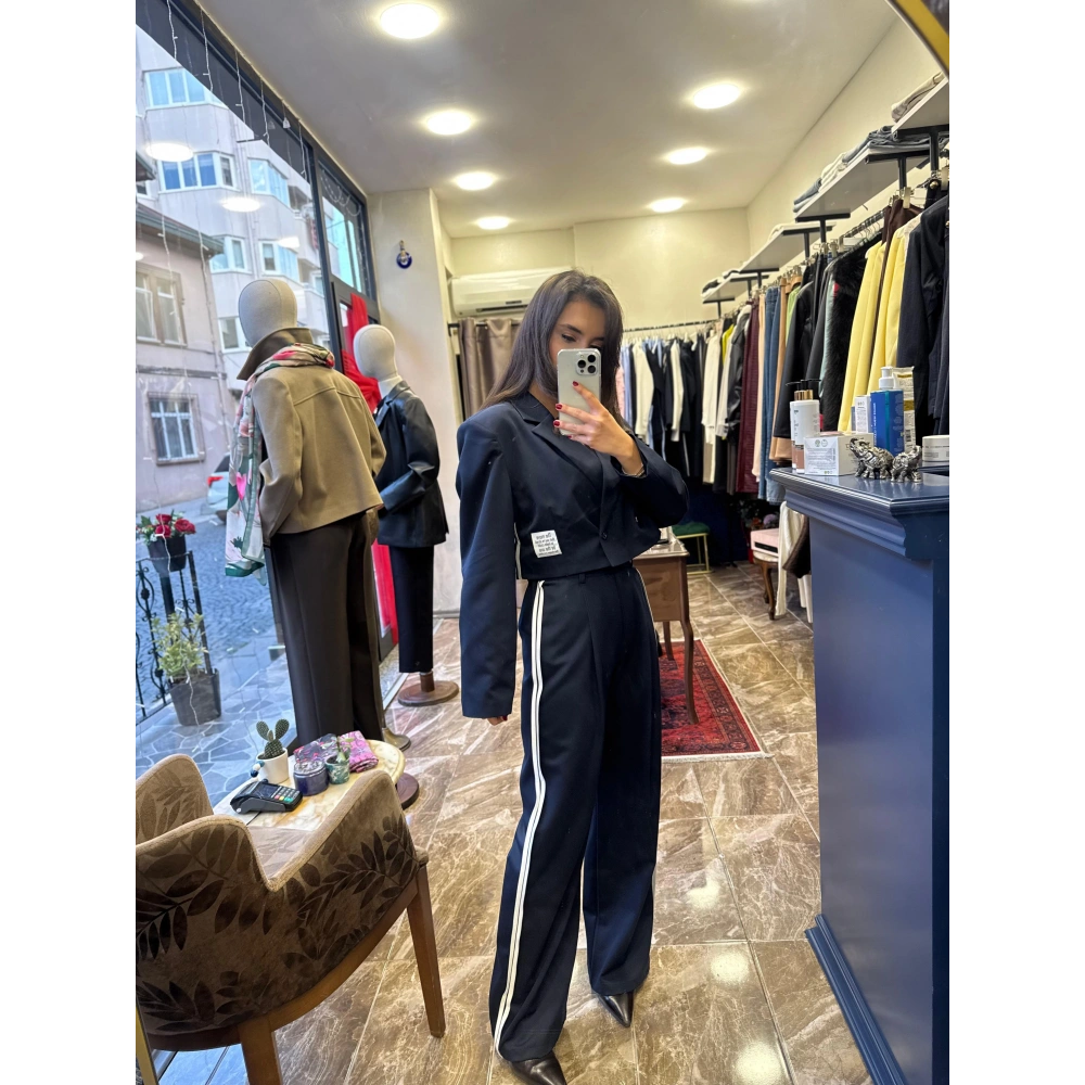 Vatkalı Kenarı Biyeli Astarlı Crop Ceket - Lacivert