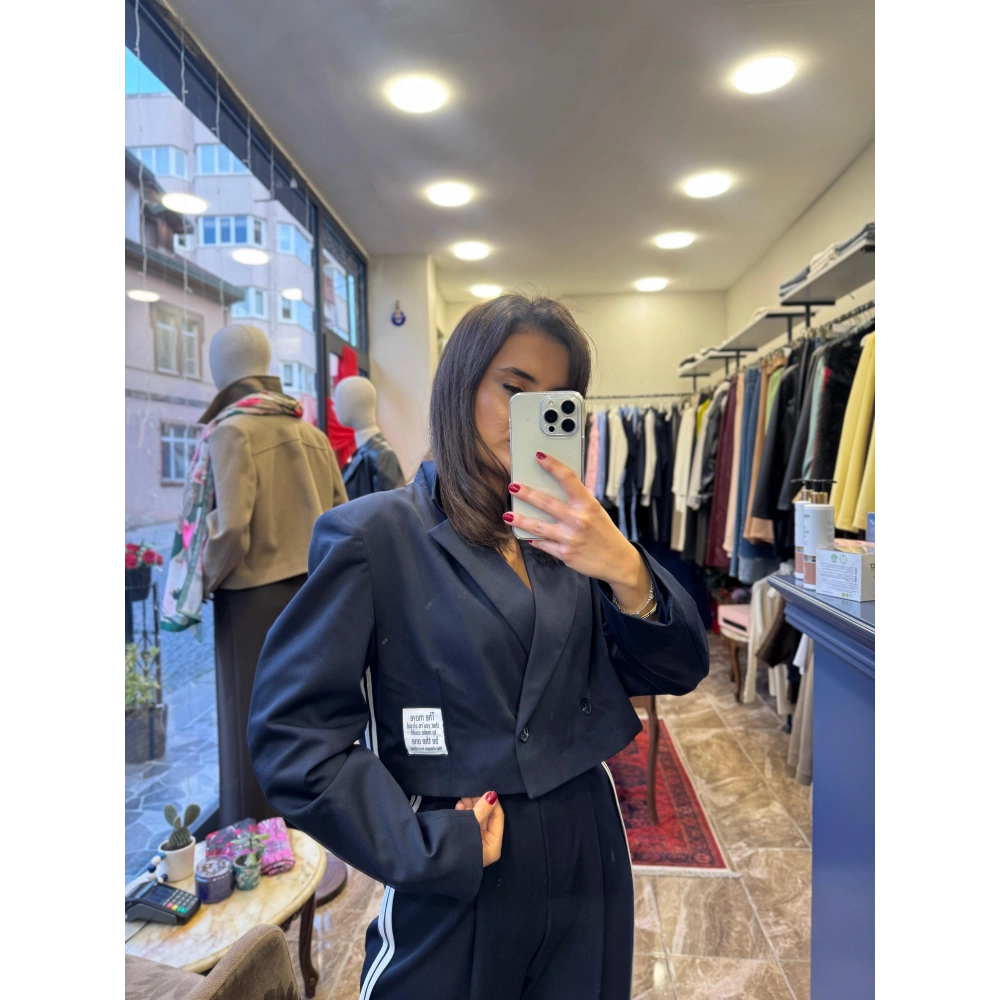 Vatkalı Kenarı Biyeli Astarlı Crop Ceket - Lacivert