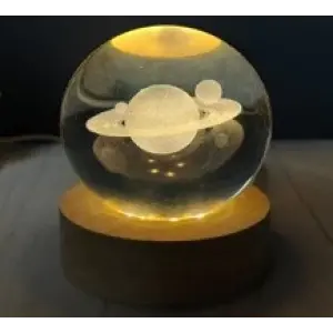 Dekoratif Satürn Tasarımlı Ahşap Altlıklı Işıklı Cam küre Cam:6cm Ahşap:2cm