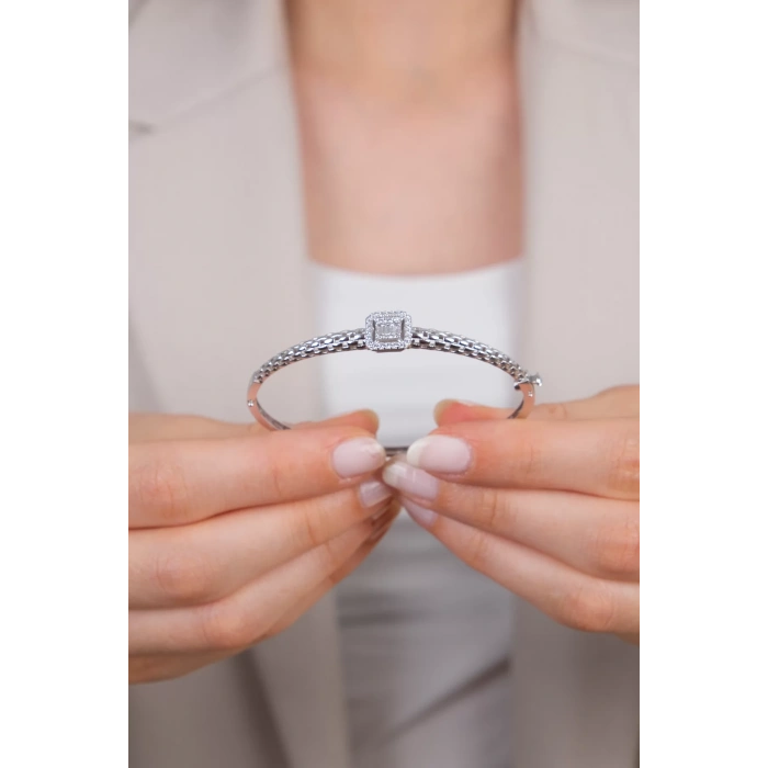 14 Ayar Beyaz Altın Baget Taşlı Kelepçe 31