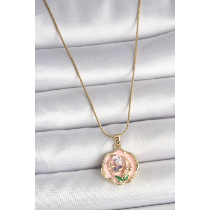 316L Çelik Gold Renk Zincir Pembe Renkli Çiçek İşlemeli İnci Detay Portre Model Kadın Kolye