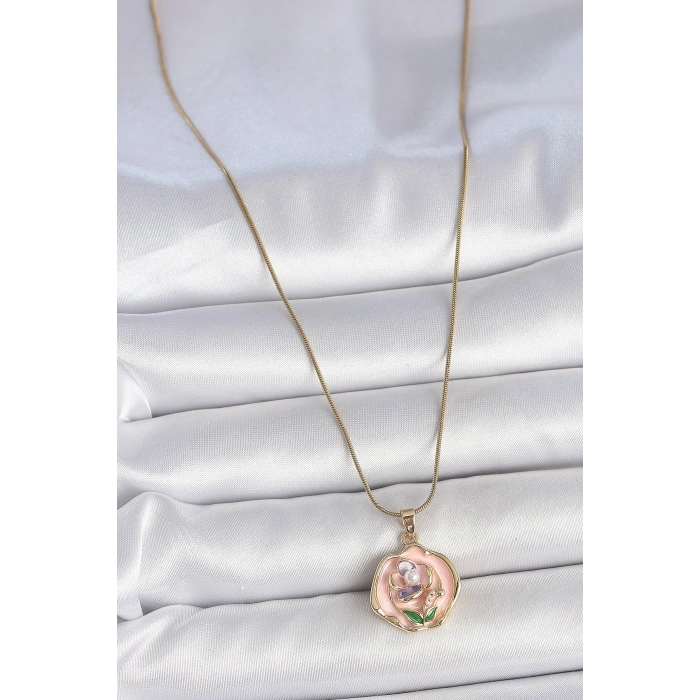 316L Çelik Gold Renk Zincir Pembe Renkli Çiçek İşlemeli İnci Detay Portre Model Kadın Kolye