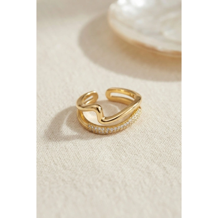 Gold Renk Dalgalı ve Zirkon Taşlı Model Kadın Yüzük