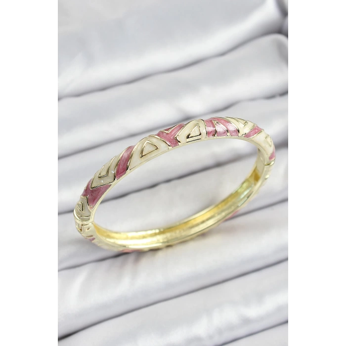 Mineli Pirinç Gold Renk Beyaz ve Pembe Geometrik Desenli Kadın Kelepçe