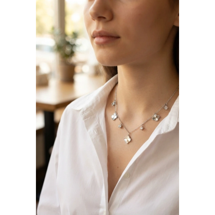 Pirinç Gümüş Renk Zirkon Taşlı Yonca Model Kadın Kolye