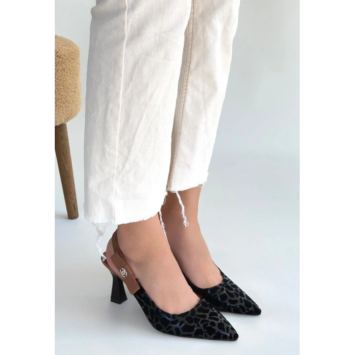 Toran Beyaz Rugan Siyah Süet Detaylı Topuklu Ayakkabı