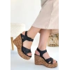 Kenja Siyah Cilt Dolgu Topuk Sandalet
