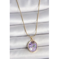 316L Çelik Gold Renk Zincir Mor Çiçek İşlemeli İnci Detay Portre Model Kadın Kolye