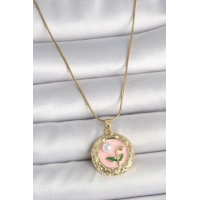 316L Çelik Gold Renk Zincir Pembe Çiçek İşlemeli inci Detay Portre Model Kadın Kolye