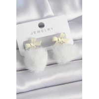 Beyaz Renk Kurdele Tüylü Ponpon Model Kadın Küpe