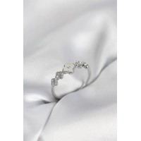 Gümüş Renk Minimal Yonca ve Zirkon Taşlı Kadın Yüzük