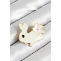Mineli Çiçek Detaylı Krem Tavşan Figürlü Gold Renk Kadın Broş