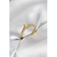 Tek Taş Gold Renk Zirkon Taşlı Model Kadın Yüzük