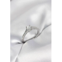 Tek Taş Gümüş Renk Zirkon Taşlı Model Kadın Yüzük