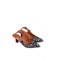 Toran Beyaz Rugan Siyah Süet Detaylı Topuklu Ayakkabı