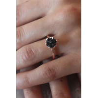 Siyah Renk Lotus Çiçek Figür Gold Renk Kadın Yüzük