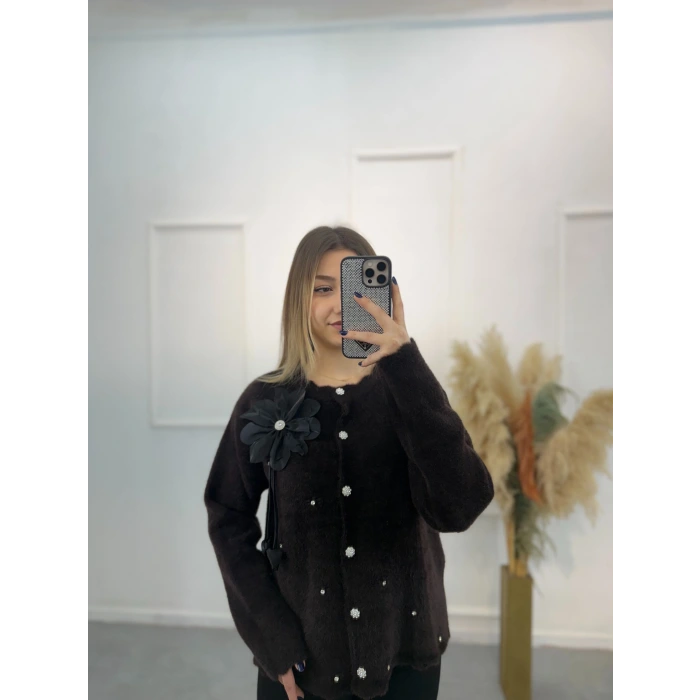 Çiçek Broşlu Taş Detaylı Sakallı Triko Hırka