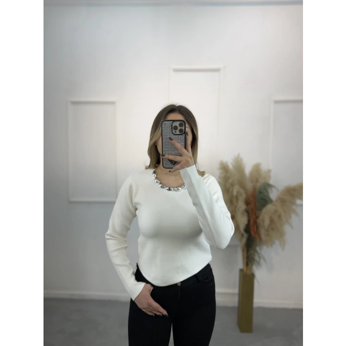 Avid Yakası Boncuklu Triko Kazak