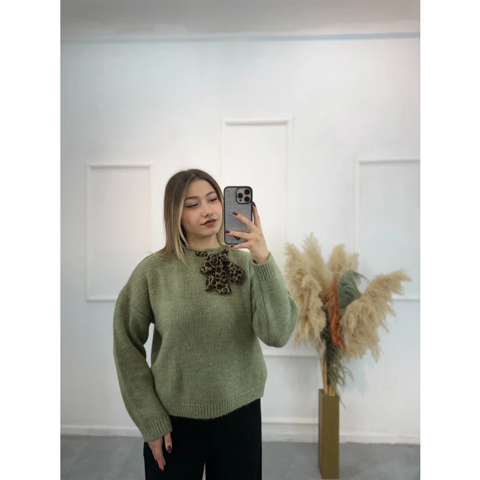 Mire Yakadan Fularlı Kazak