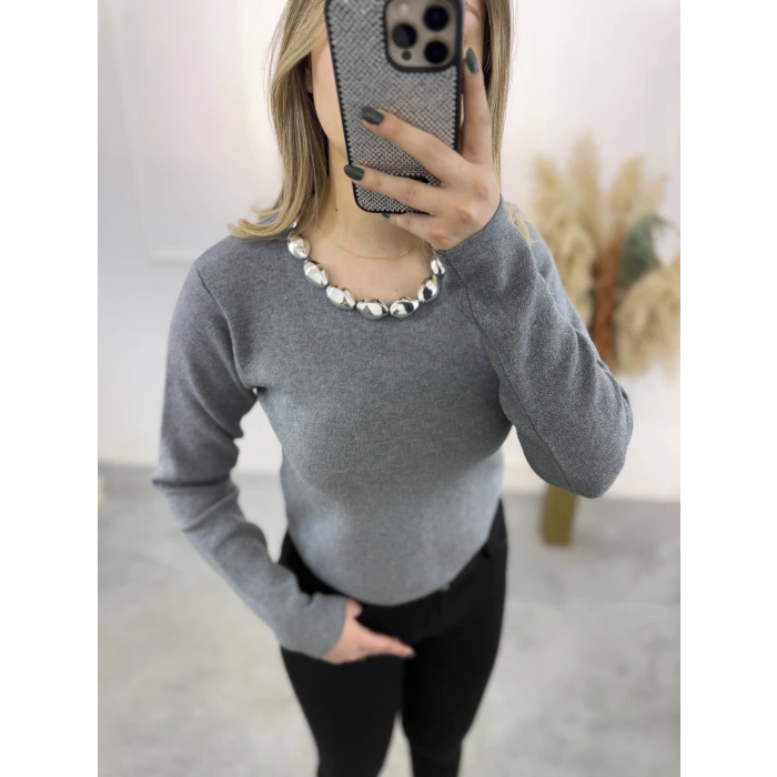 Avid Yakası Boncuklu Triko Kazak