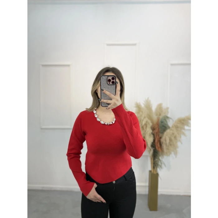 Avid Yakası Boncuklu Triko Kazak