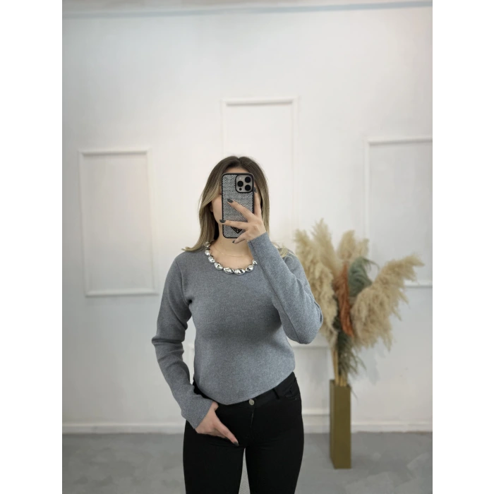 Avid Yakası Boncuklu Triko Kazak