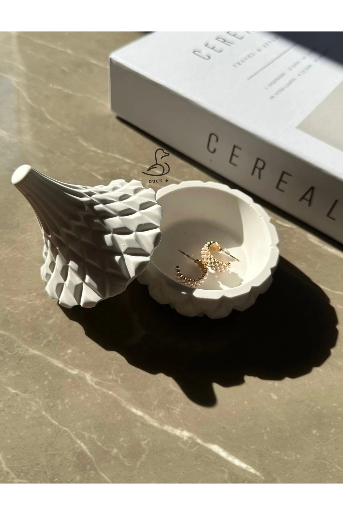 Dekoratif işlemeli takı kutusu