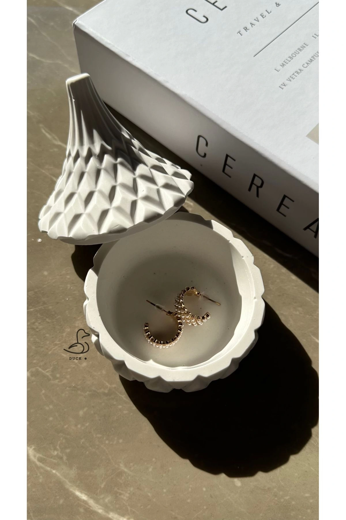 Dekoratif işlemeli takı kutusu