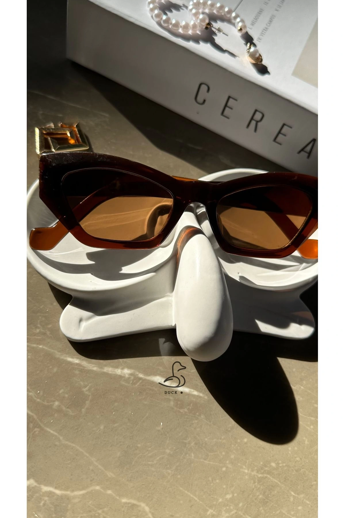 Animasyon dekoratif gözlük tutucu